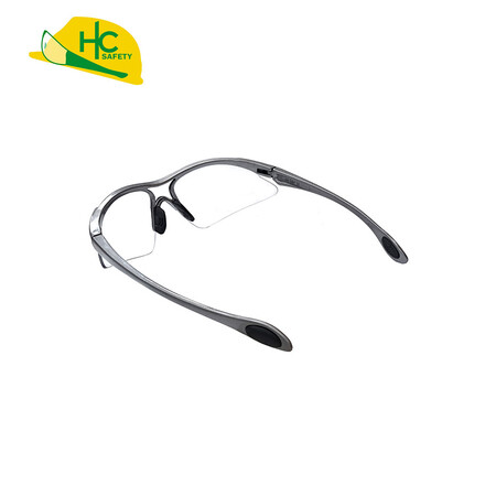 Schutzbrille mit weichem hypoallergenem Nasensteg und silberfarbenen Bügeln